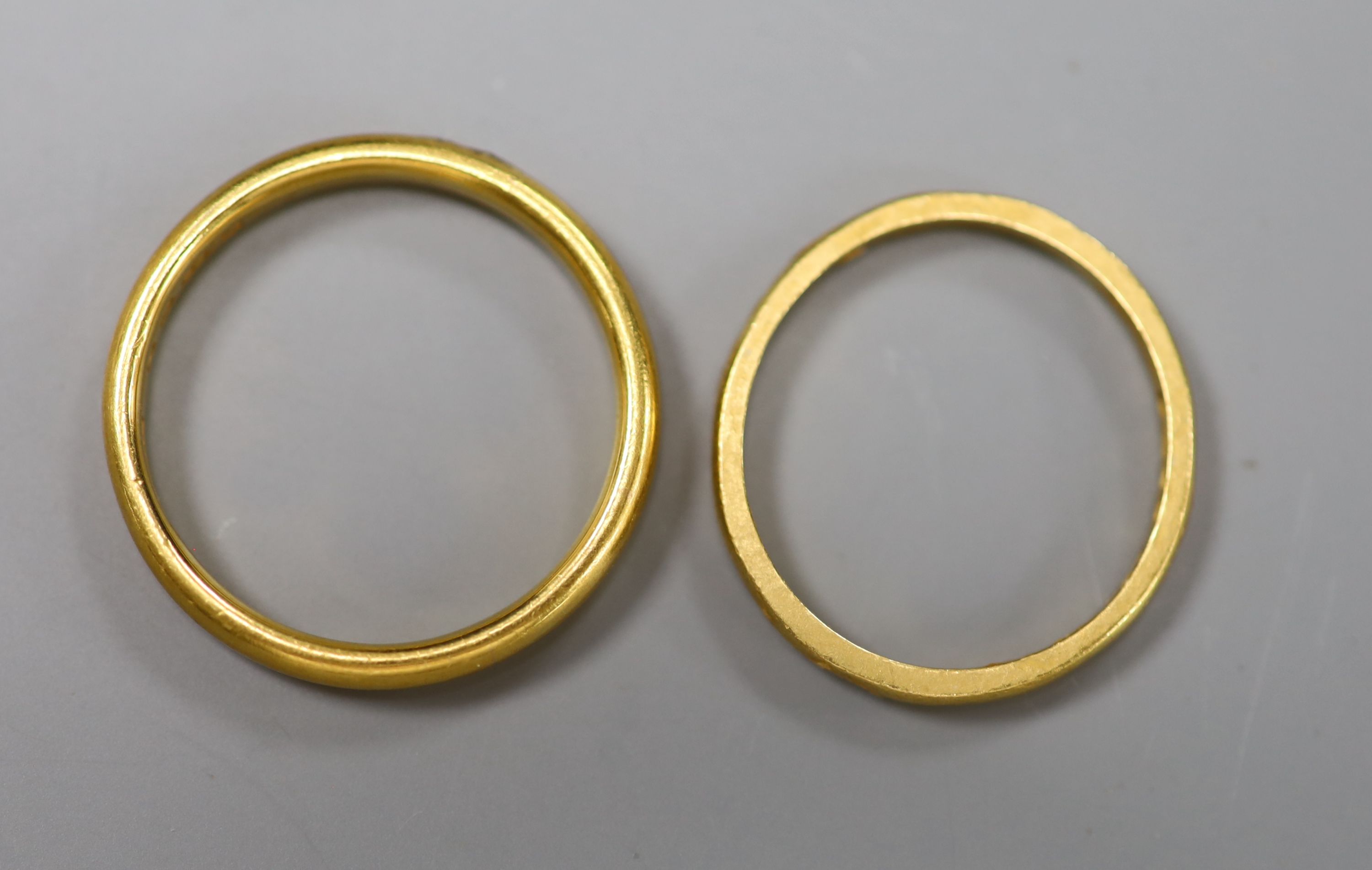 Two 22ct gold wedding rings, gross 6.9g